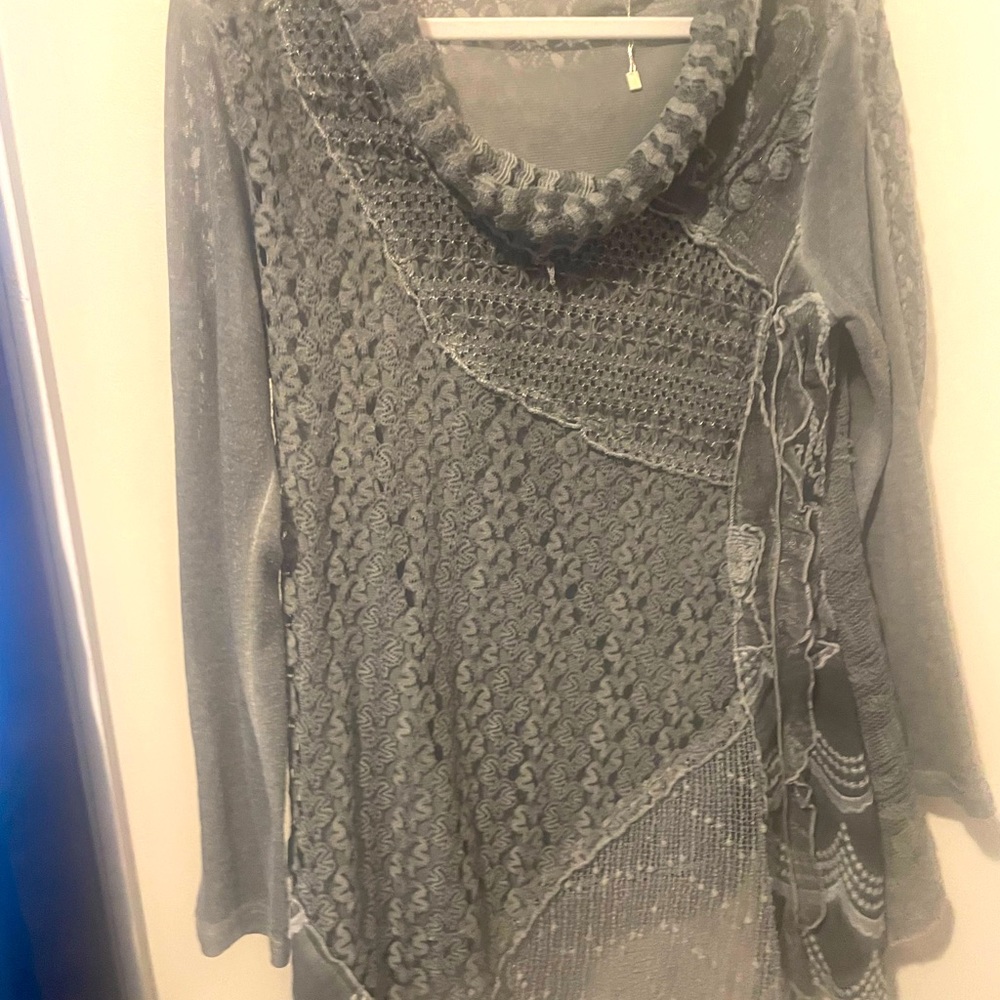 Simply Couture, size large, fun tunic,light grey.